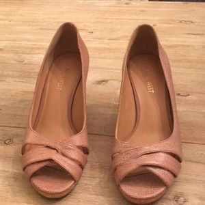 EUC Nine West nude peep toe wedge sandals